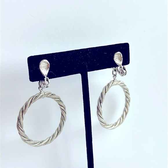 VTG Monet Silver Tone Hoop Earrings Clip On Textured Rope Circle Drop - Picture 5 of 7